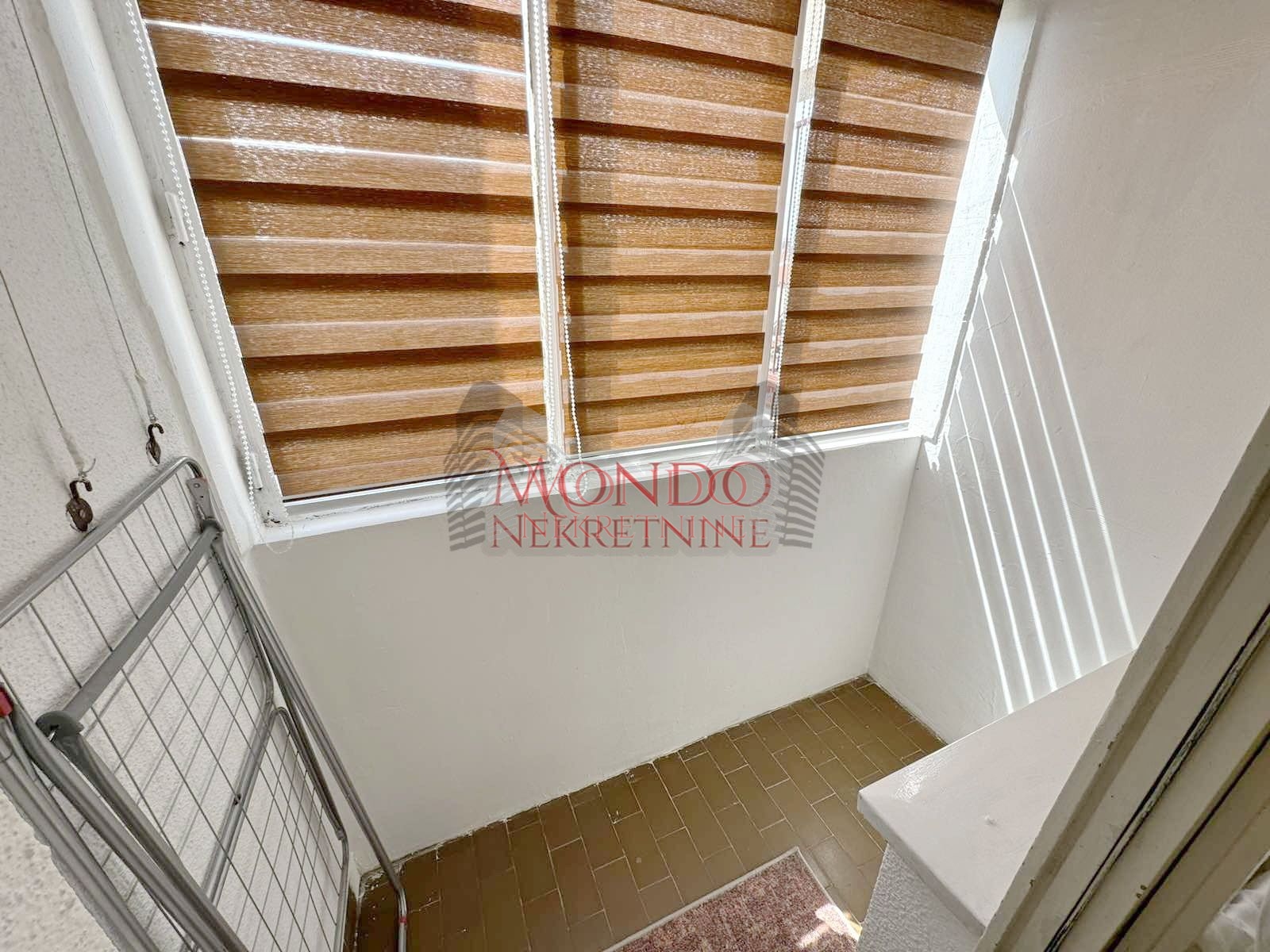 Izdaje se dvosoban stan kod Durlanske pijace sa grejanjem na struju