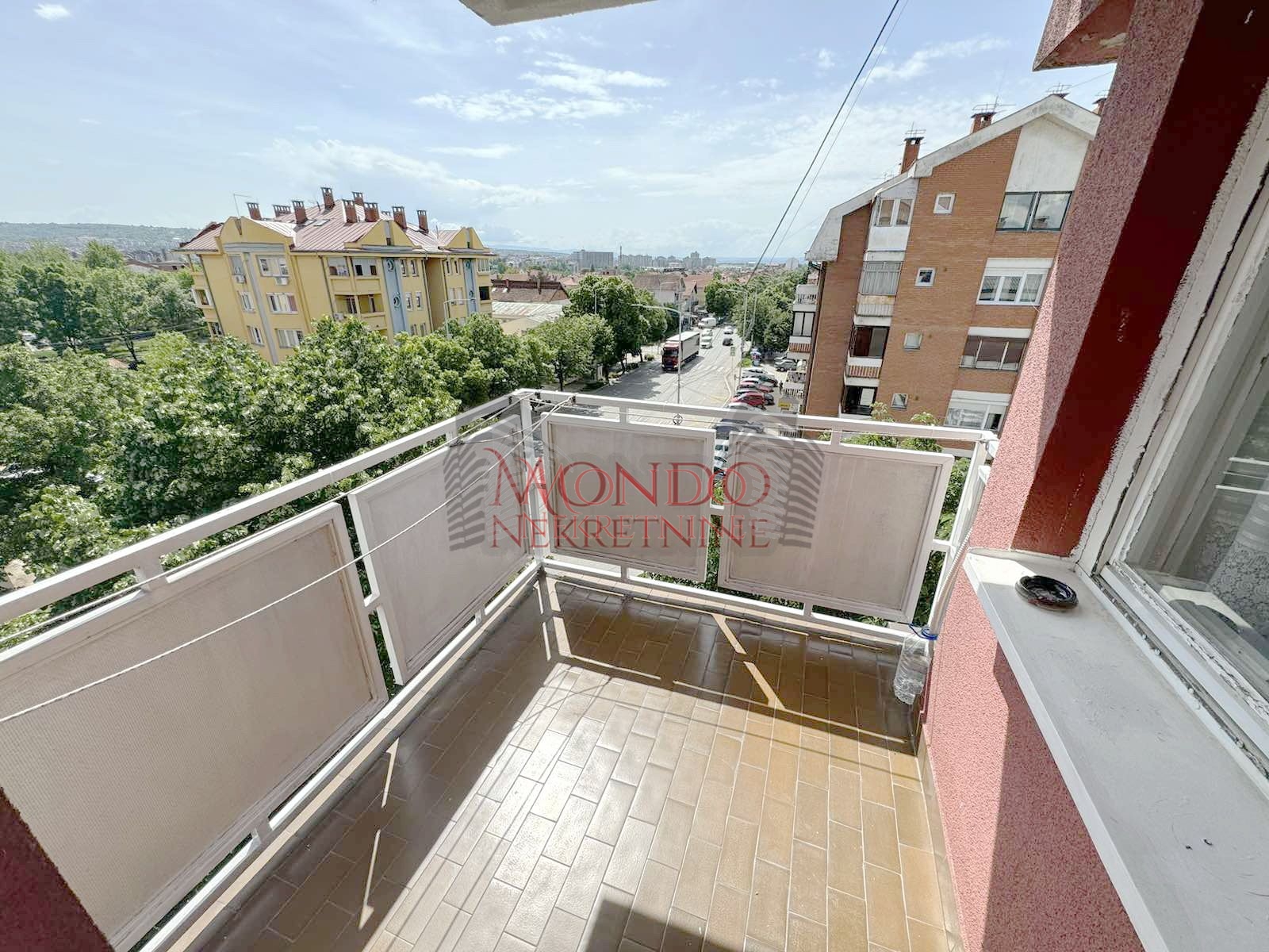 Izdaje se dvosoban stan kod Durlanske pijace sa grejanjem na struju