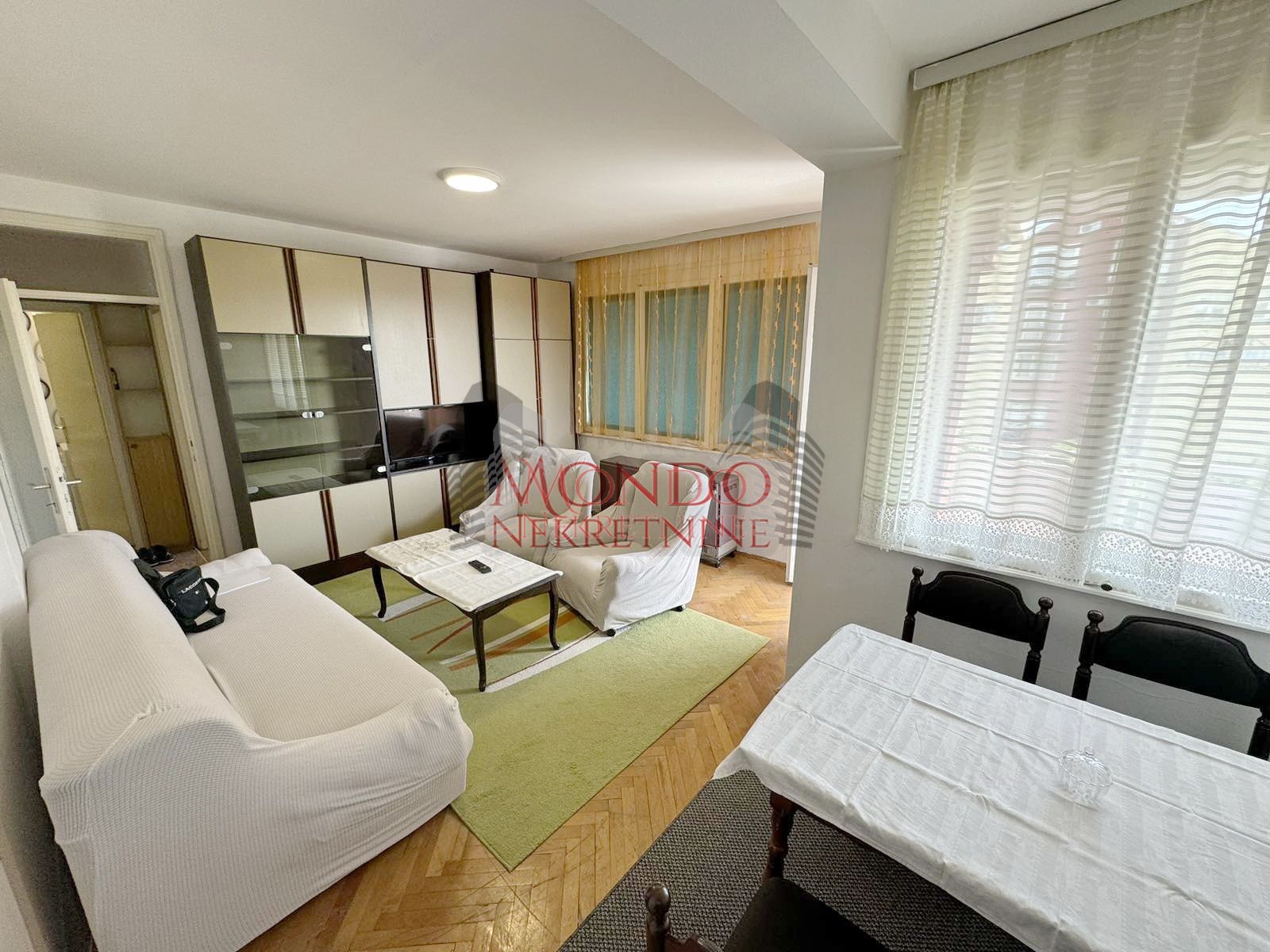 Izdaje se dvosoban stan kod Durlanske pijace sa grejanjem na struju