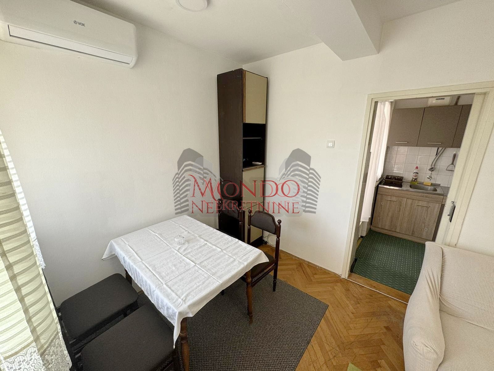 Izdaje se dvosoban stan kod Durlanske pijace sa grejanjem na struju