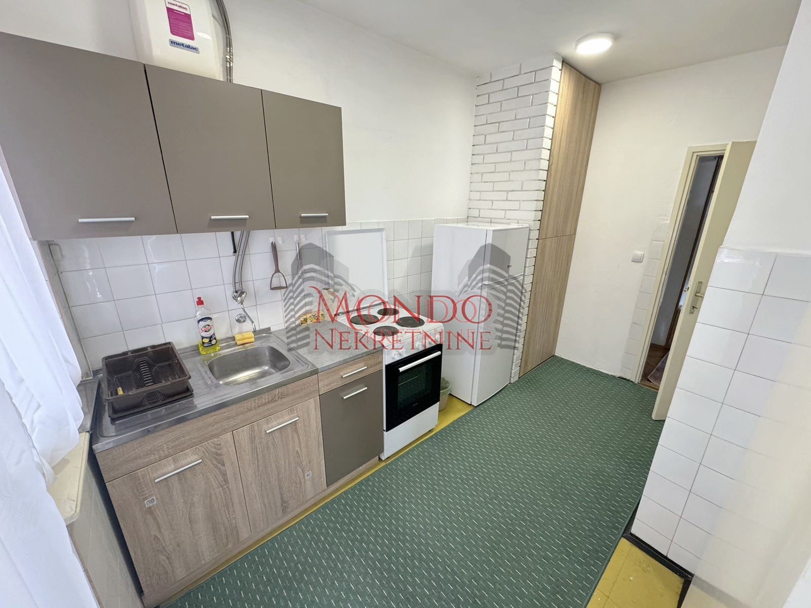 Izdaje se dvosoban stan kod Durlanske pijace sa grejanjem na struju