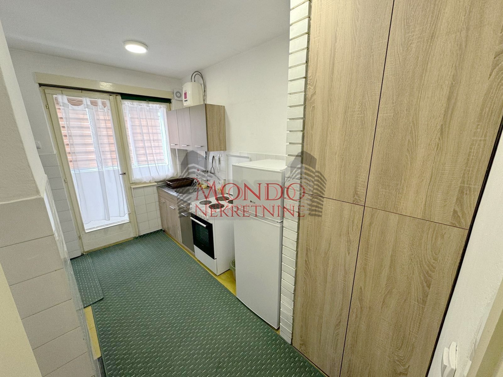 Izdaje se dvosoban stan kod Durlanske pijace sa grejanjem na struju