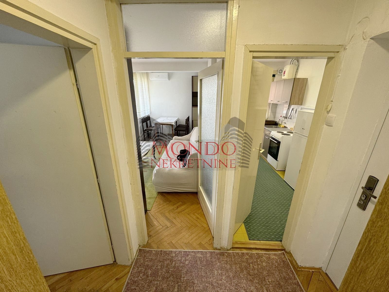 Izdaje se dvosoban stan kod Durlanske pijace sa grejanjem na struju