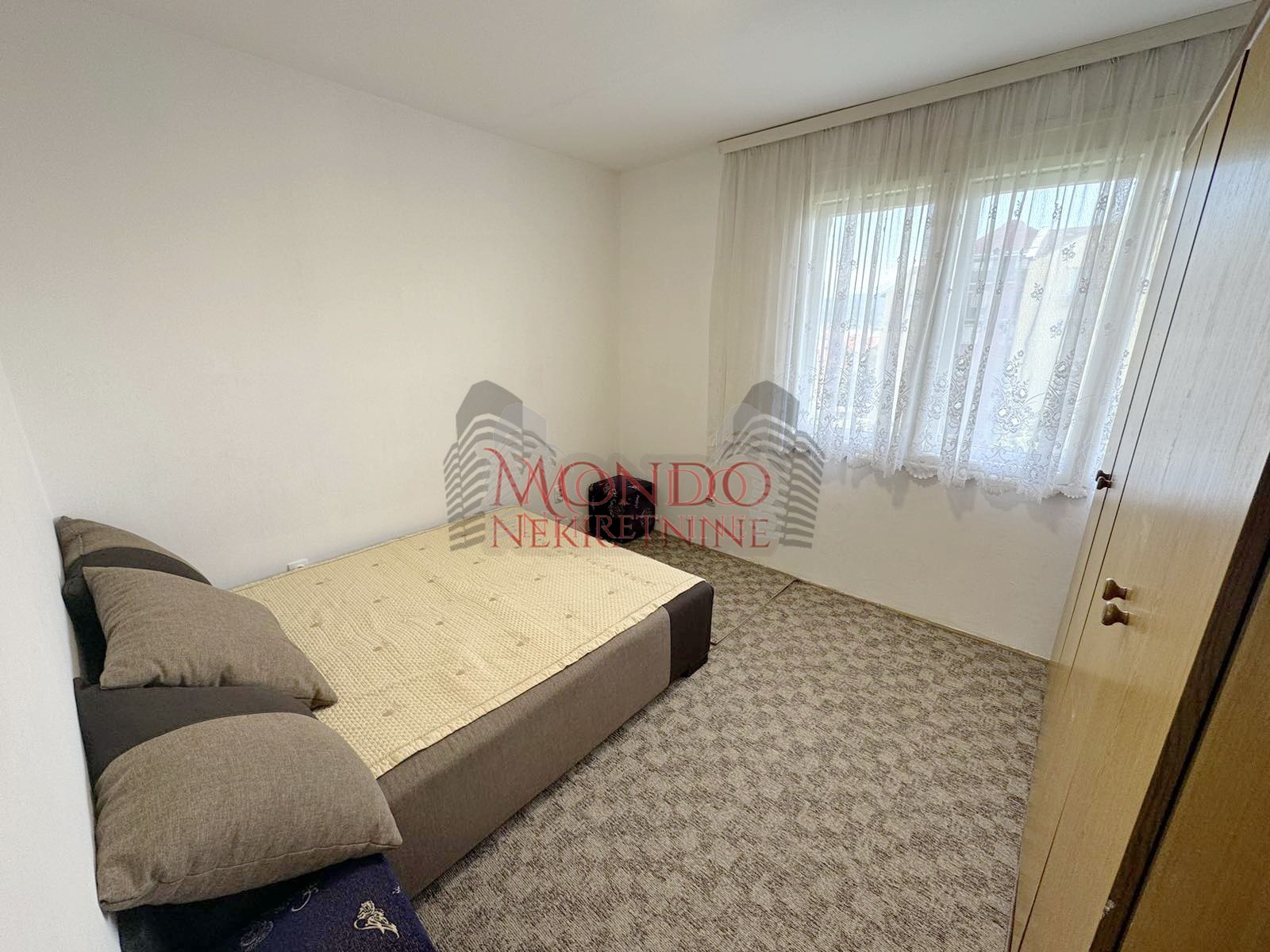 Izdaje se dvosoban stan kod Durlanske pijace sa grejanjem na struju