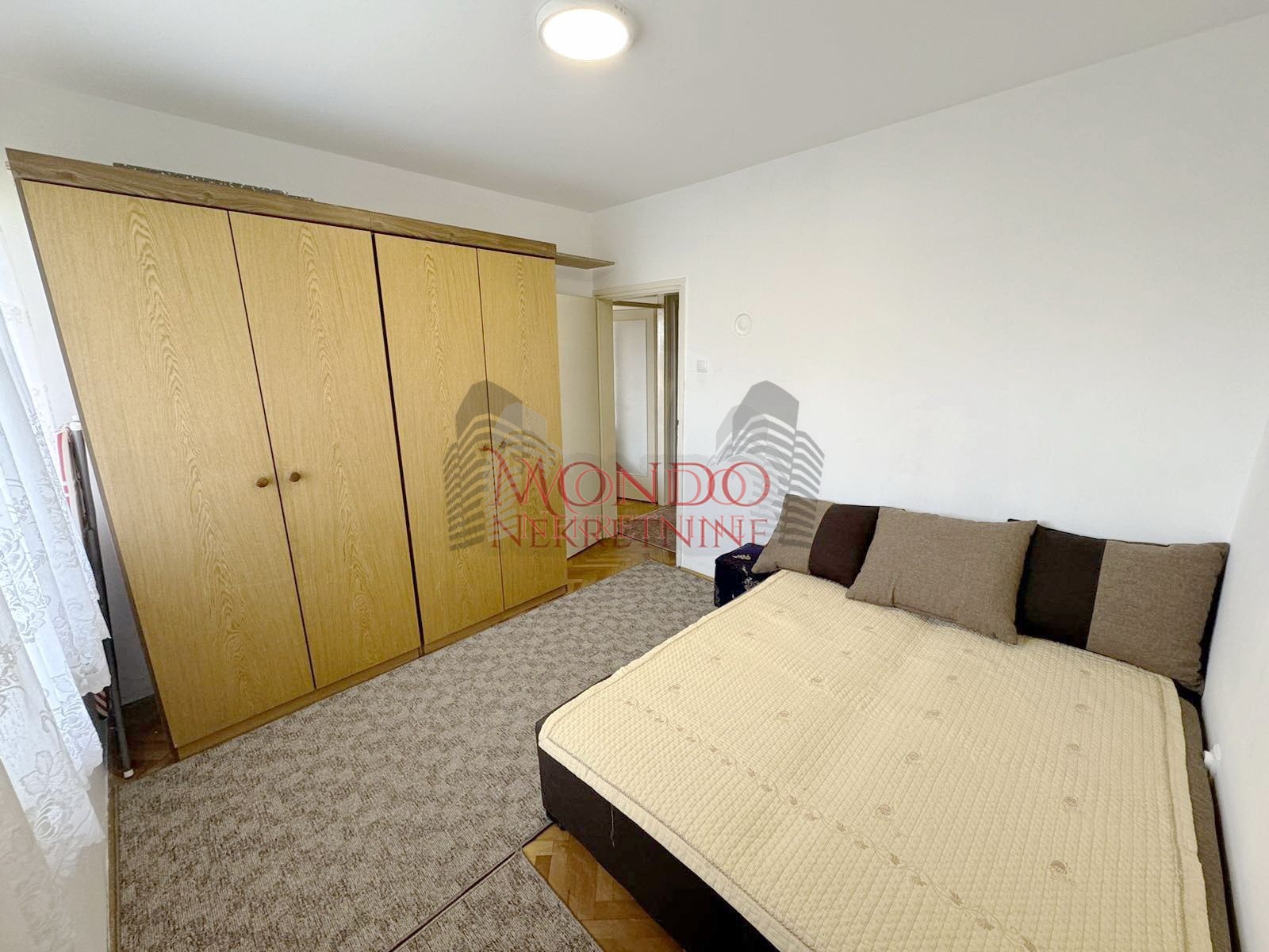 Izdaje se dvosoban stan kod Durlanske pijace sa grejanjem na struju