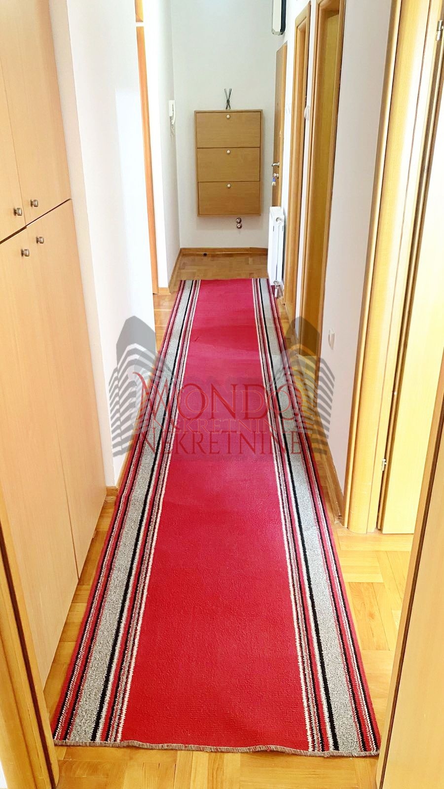 Izdaje se trosoban stan u Duvaništu