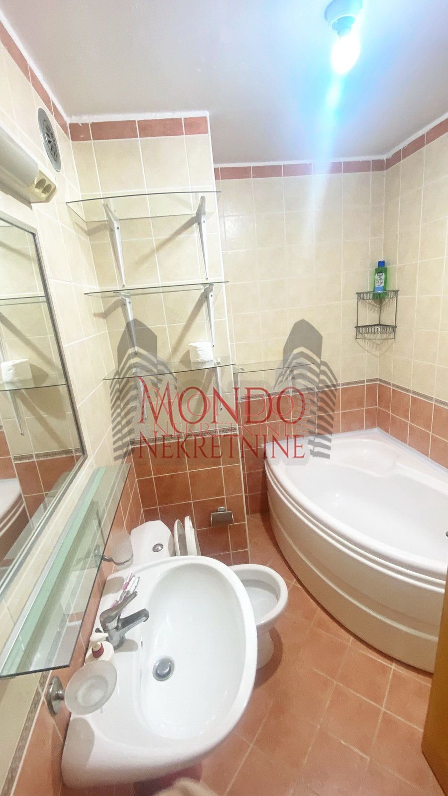 Izdaje se trosoban stan u Duvaništu