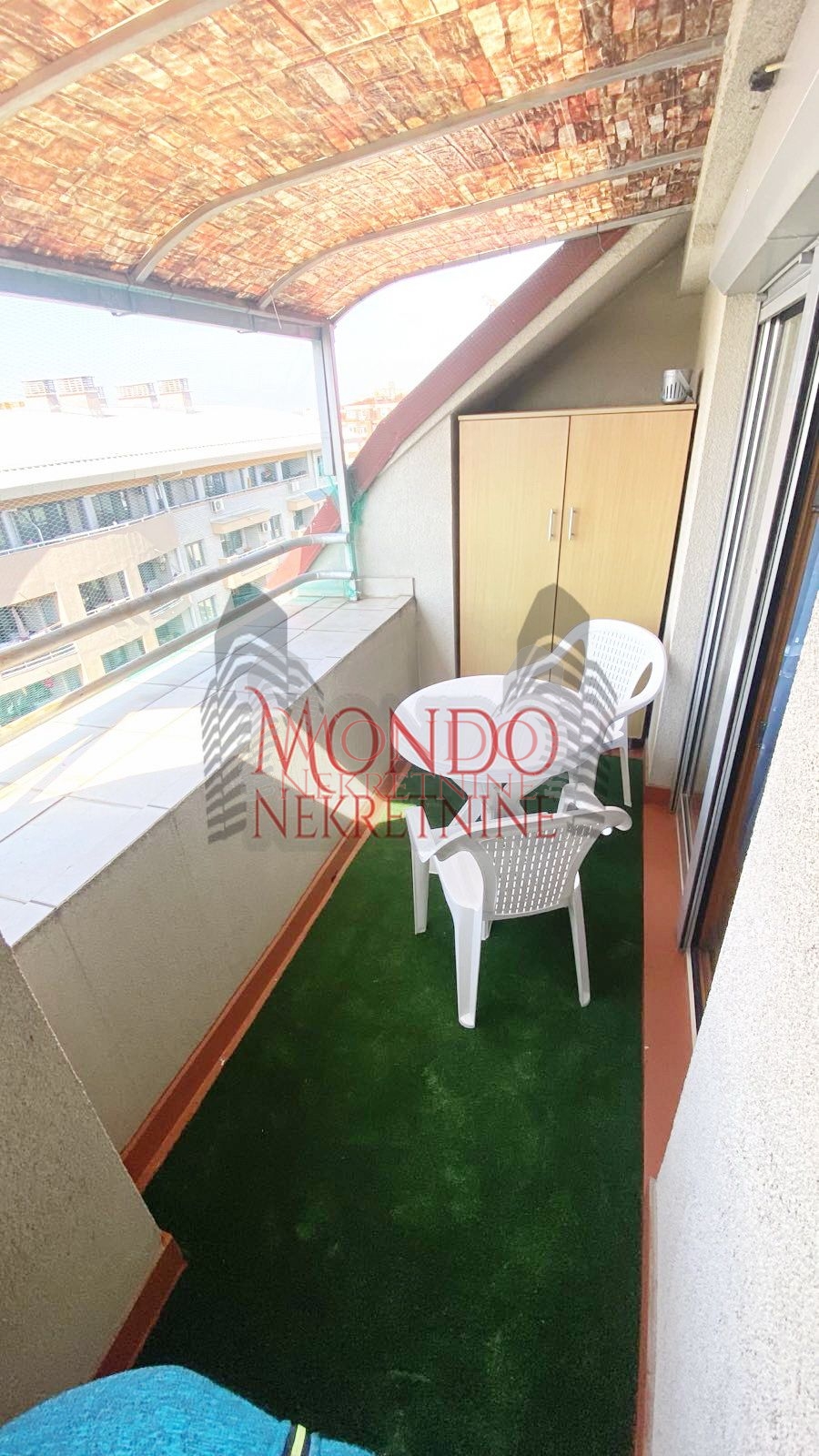 Izdaje se trosoban stan u Duvaništu