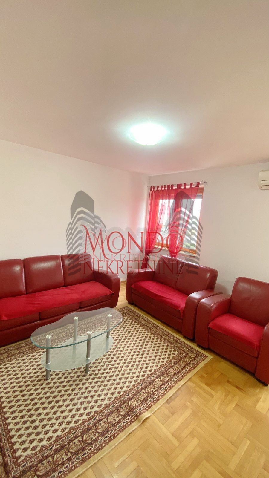 Izdaje se trosoban stan u Duvaništu