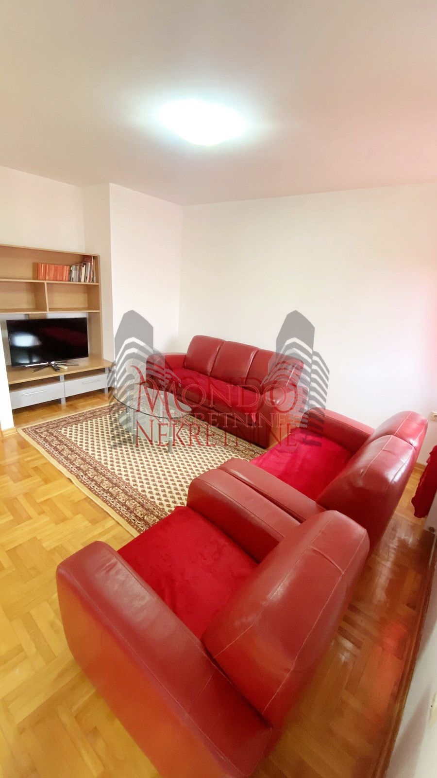 Izdaje se trosoban stan u Duvaništu