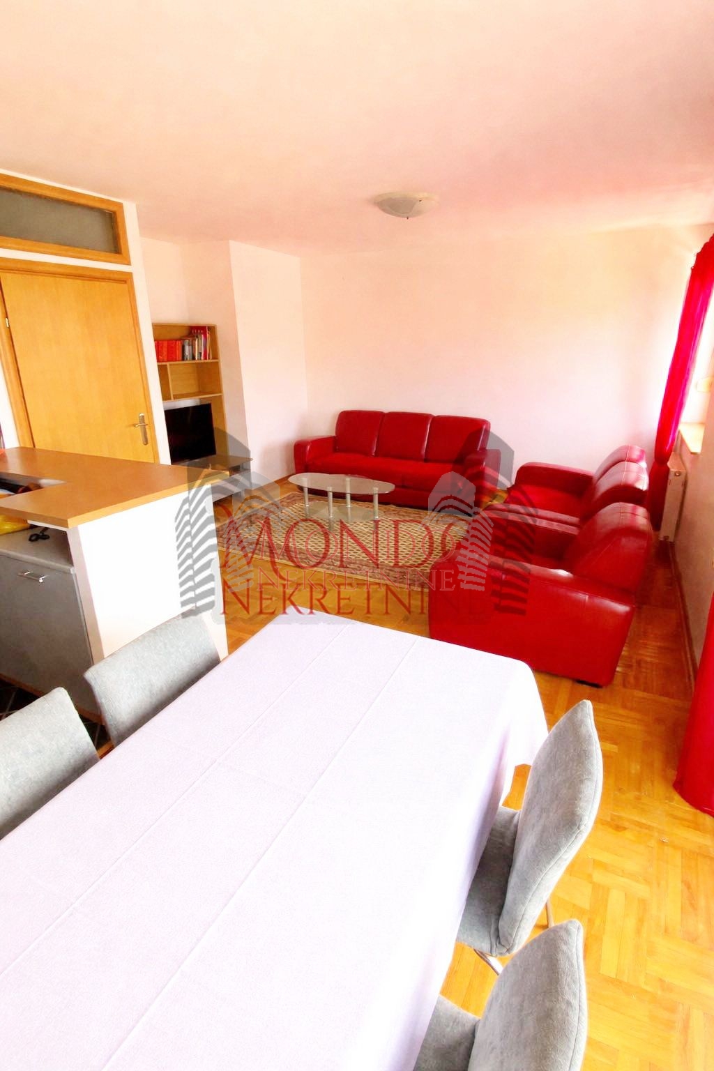 Izdaje se trosoban stan u Duvaništu