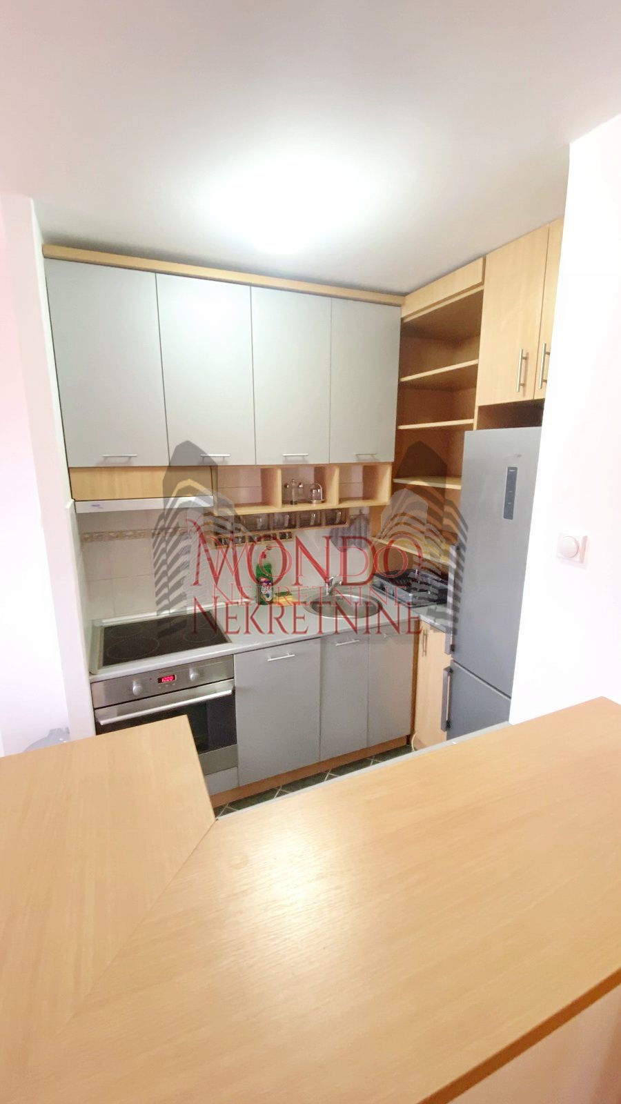 Izdaje se trosoban stan u Duvaništu