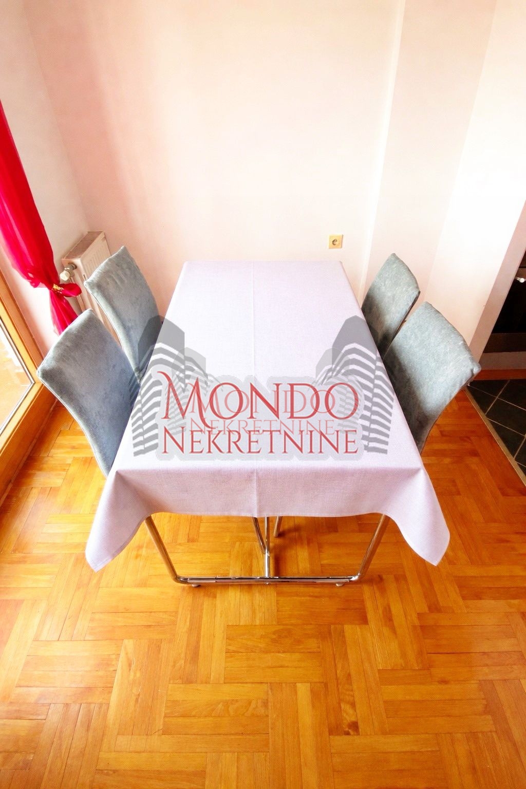 Izdaje se trosoban stan u Duvaništu