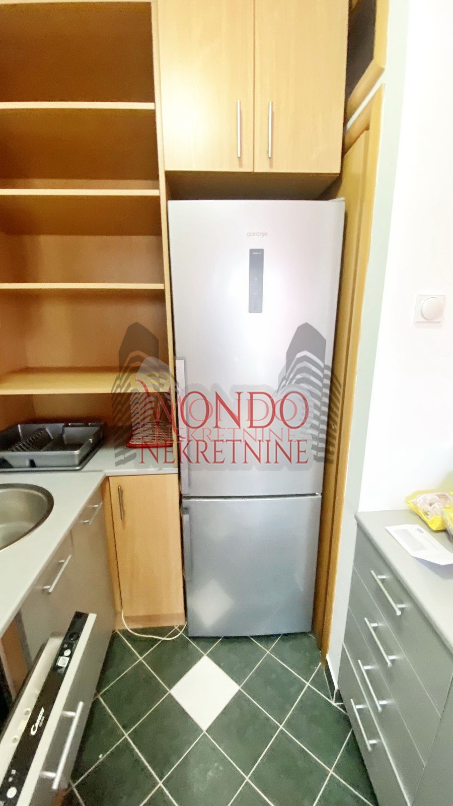 Izdaje se trosoban stan u Duvaništu