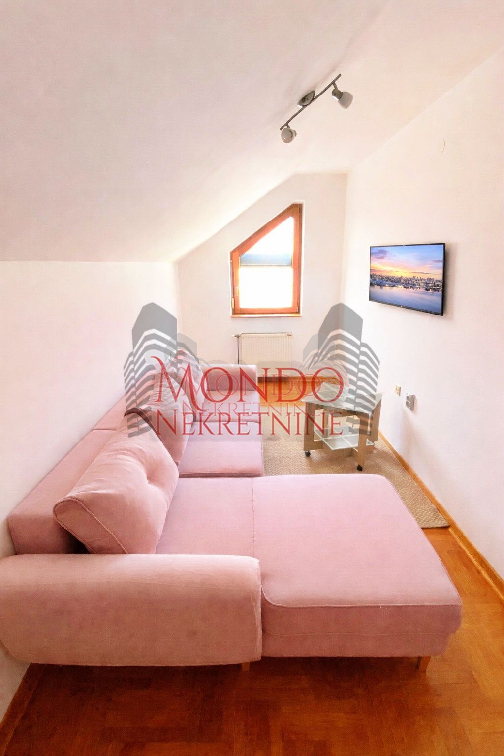 Izdaje se trosoban stan u Duvaništu