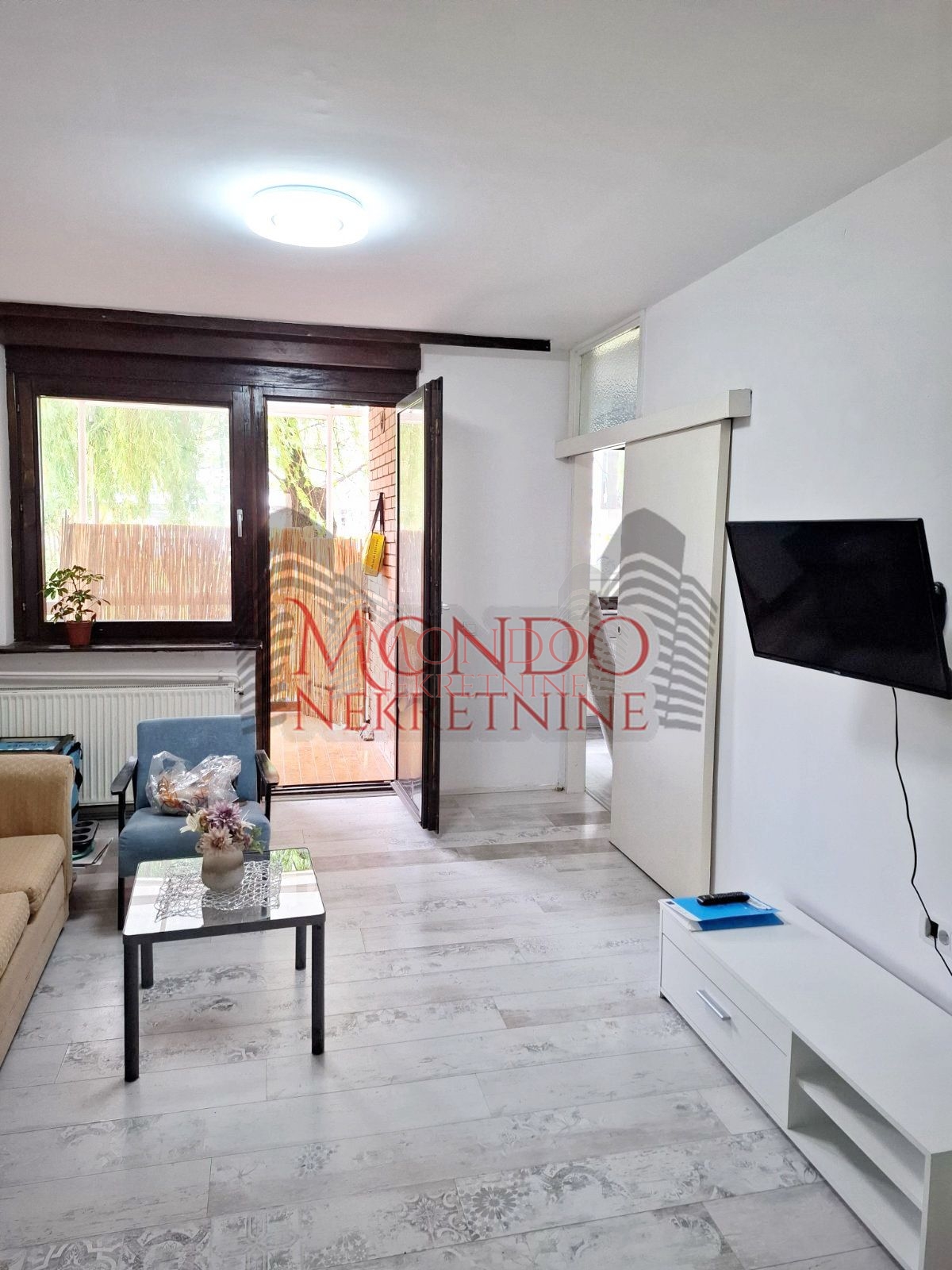 Izdaje se Jednoiposoban stan na Bulevaru Nemanjića