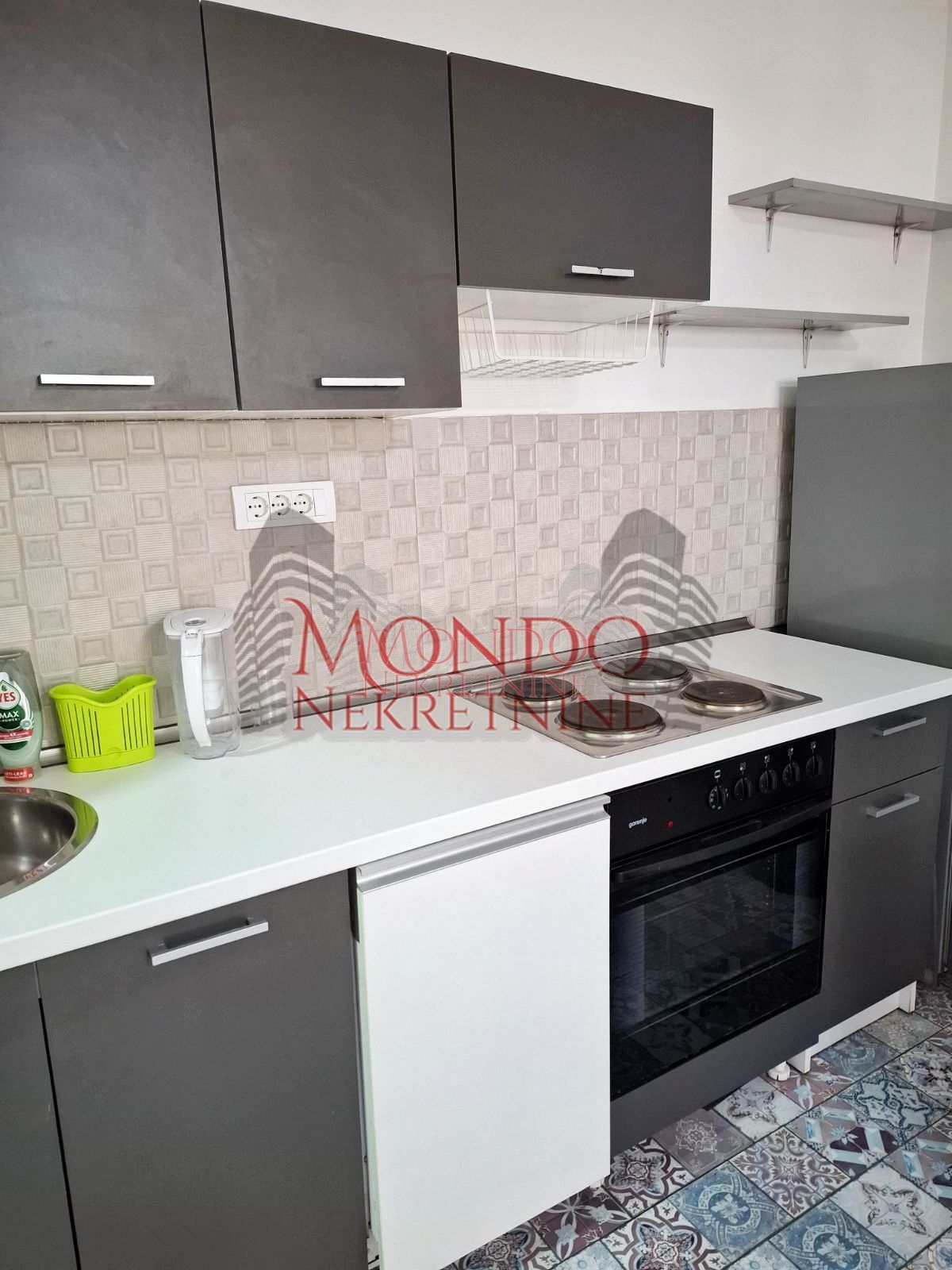 Izdaje se Jednoiposoban stan na Bulevaru Nemanjića