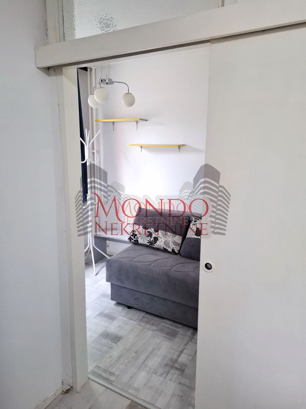 Izdaje se Jednoiposoban stan na Bulevaru Nemanjića