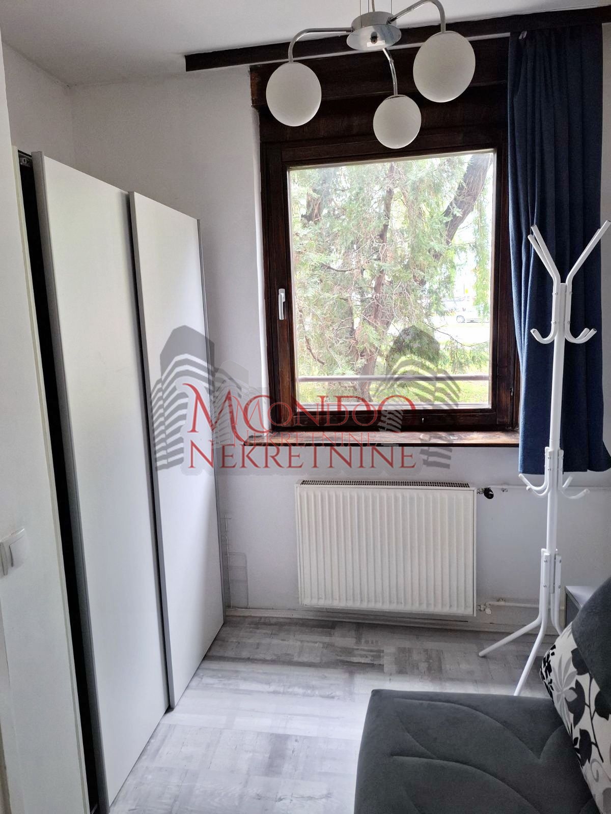 Izdaje se Jednoiposoban stan na Bulevaru Nemanjića