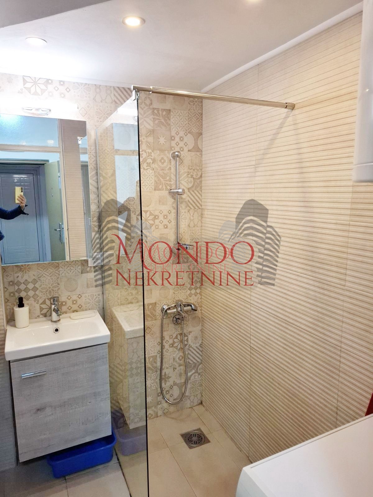 Izdaje se Jednoiposoban stan na Bulevaru Nemanjića