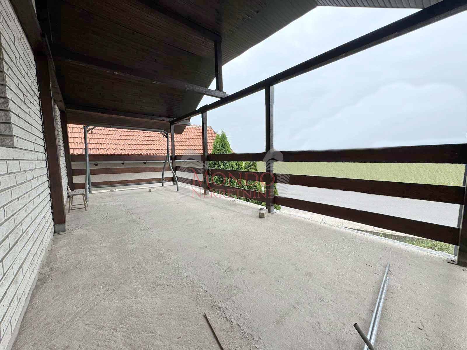 Na prodaju kuca sa poslovnim objektom u Donjem Komrenu na glavnom putu