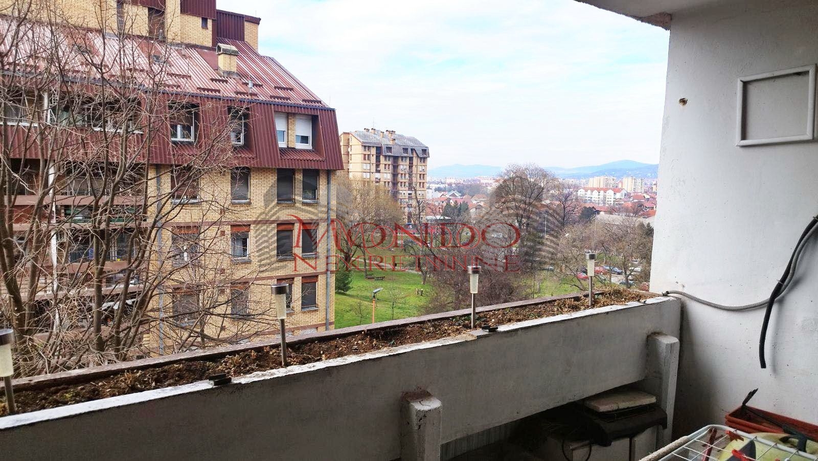 Prodaje se četvorosoban vojni stan na Trošarini