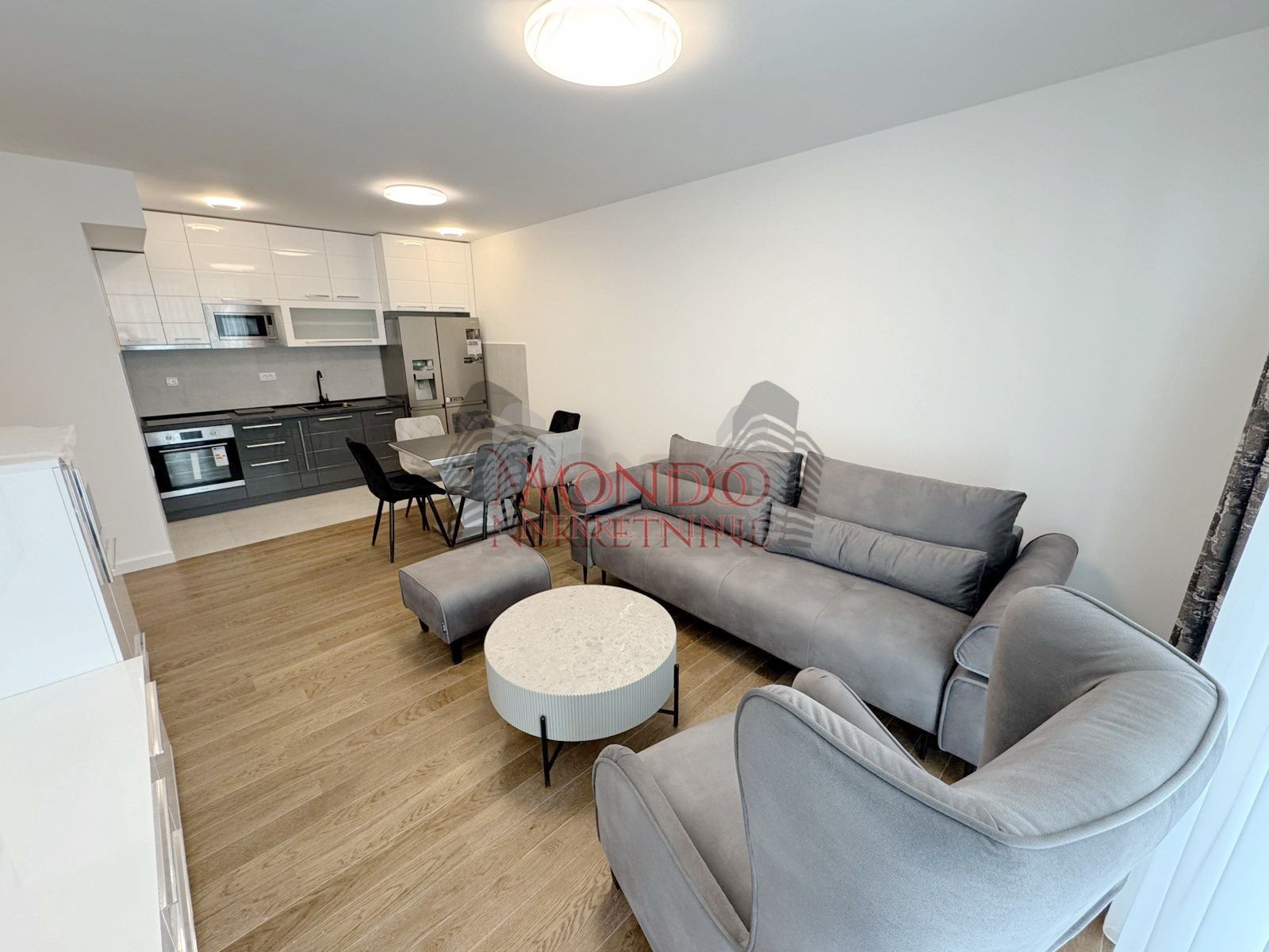 Trosoban opremljen stan u Delta Residence, neuseljavan