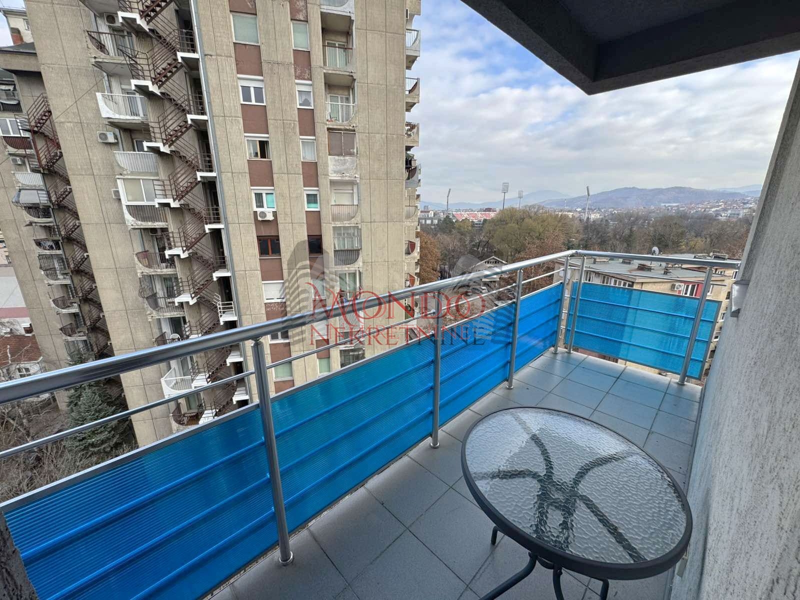 Dvoiposoban stan u novoj zgradi preko puta parka Cair