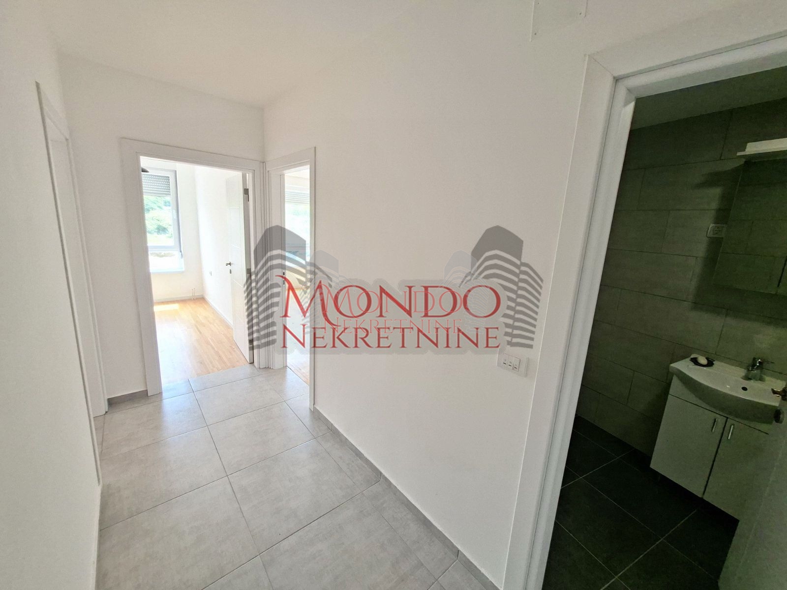 Troiposoban nenamešten stan,novogradnja Sunny Hill,Ledena Stena