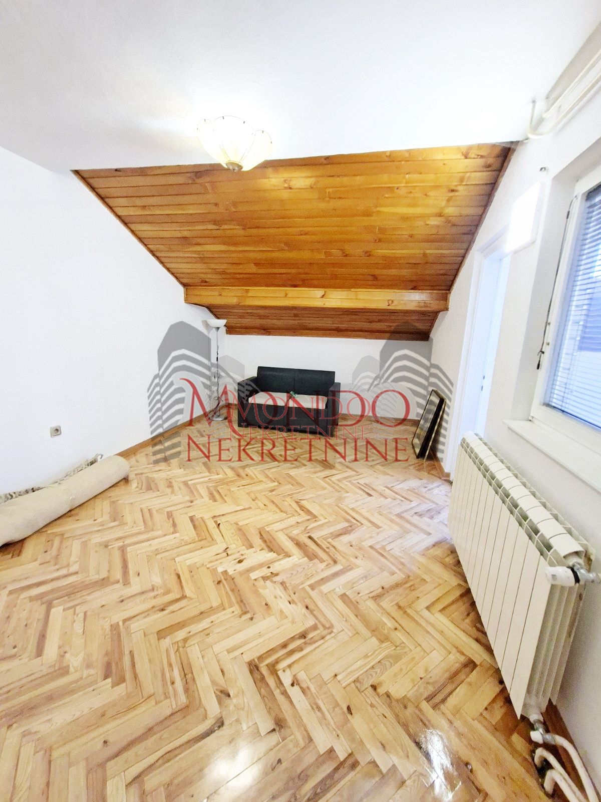 Izdaje se troiposoban stan u kući kod Doma zdravlja