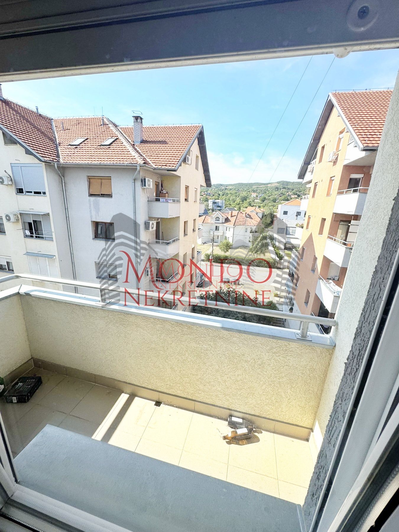 Prodaje se trosoban stan novije gradnje na Panteleju