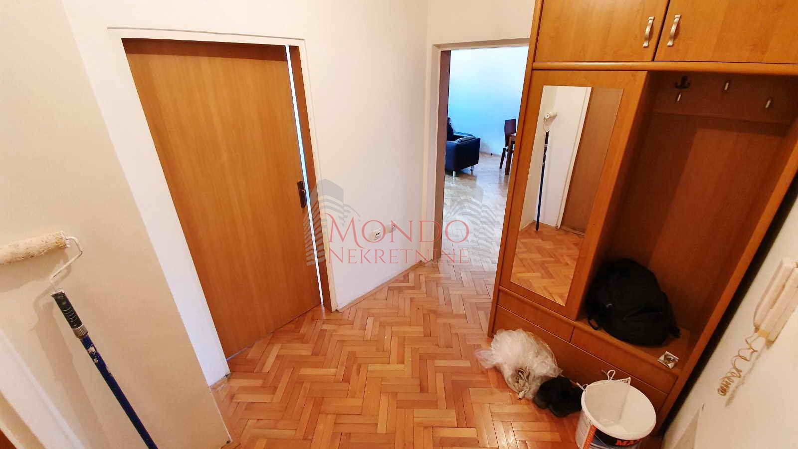 Jednoiposoban stan kod šojke, ta, Niš