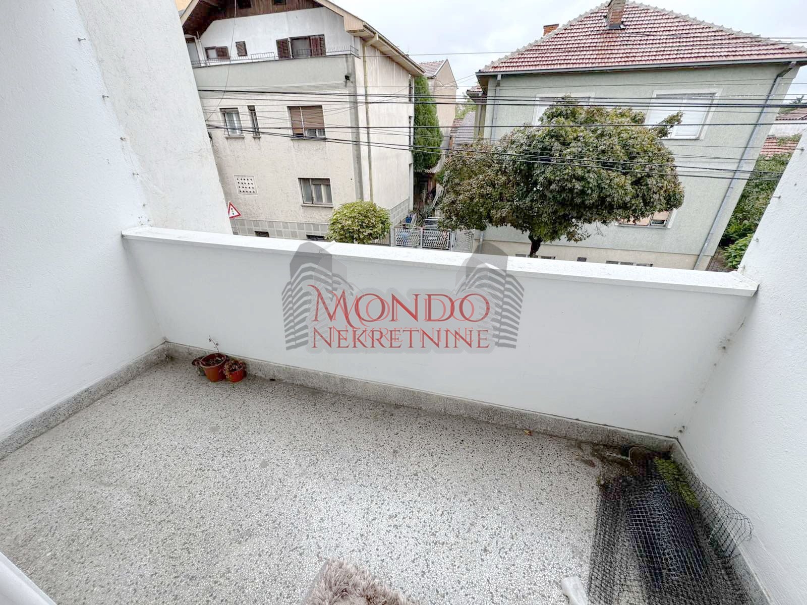 Trosoban stan u centru grada u blizini keja i gimnazije 9 Maj