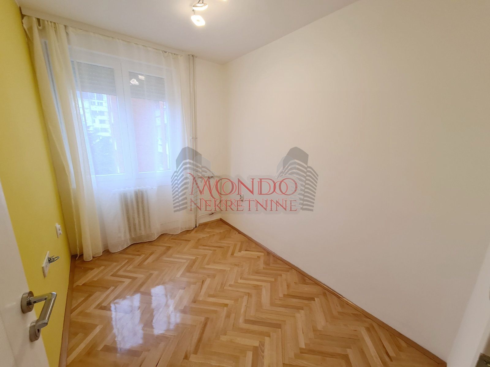 Odlican dvoiposoban stan u samom centru grada, renoviran!