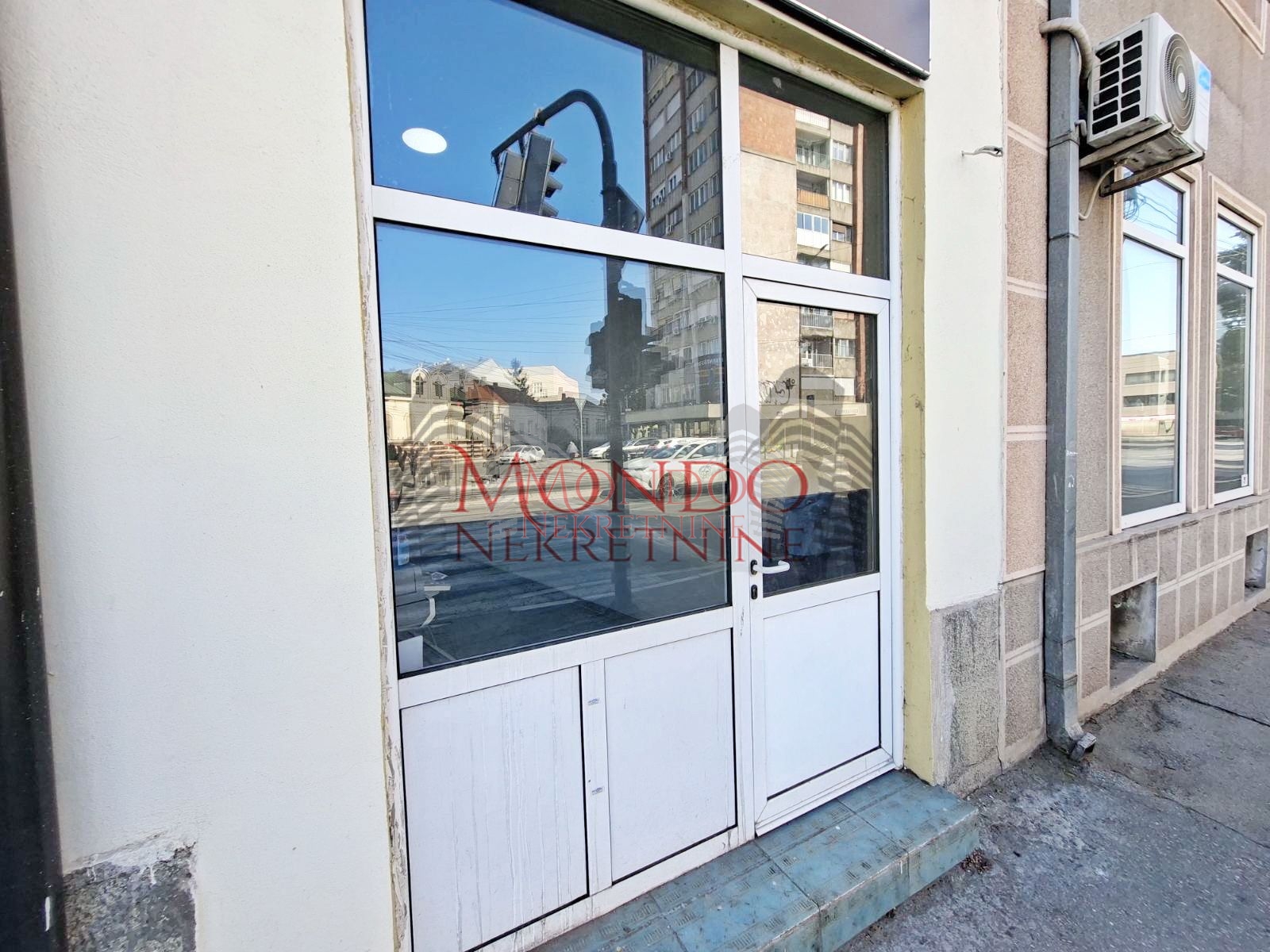 Izdaje se lokal kod  Crkve Svetog Luke