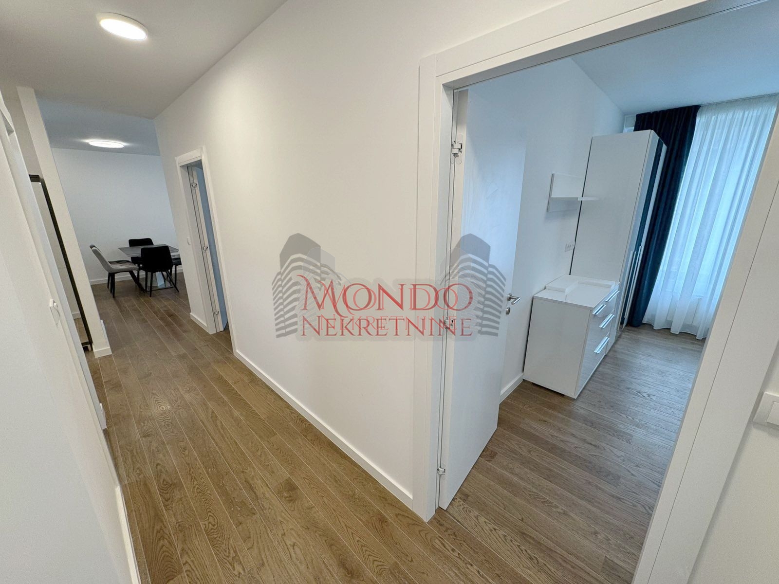 Trosoban opremljen stan u Delta Residence, neuseljavan