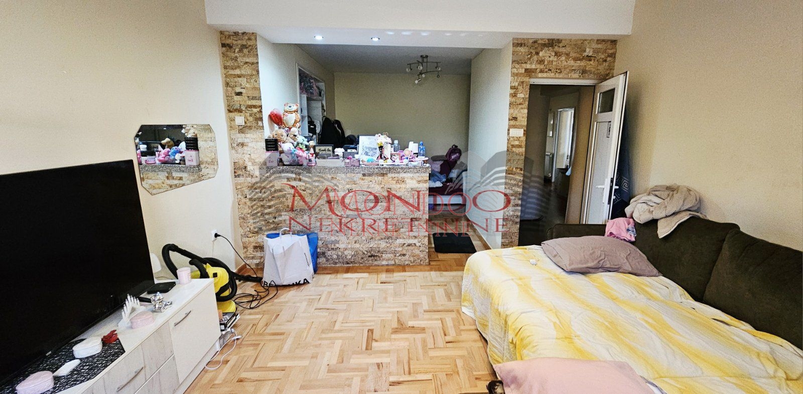 Prodaje se prostran trosoban stan na Panteleju