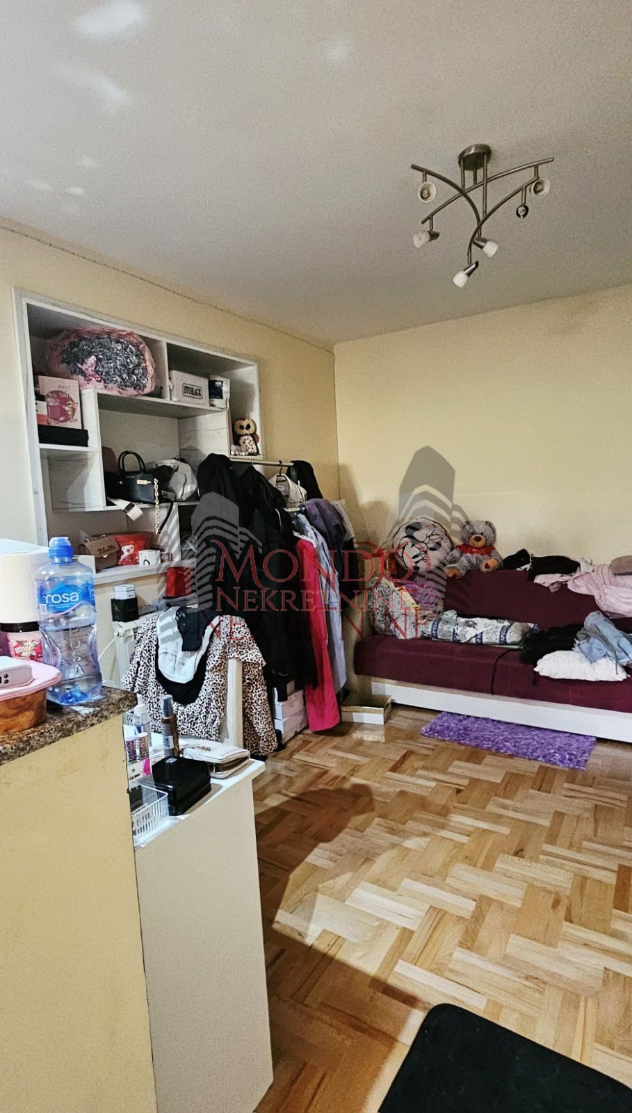 Prodaje se prostran trosoban stan na Panteleju