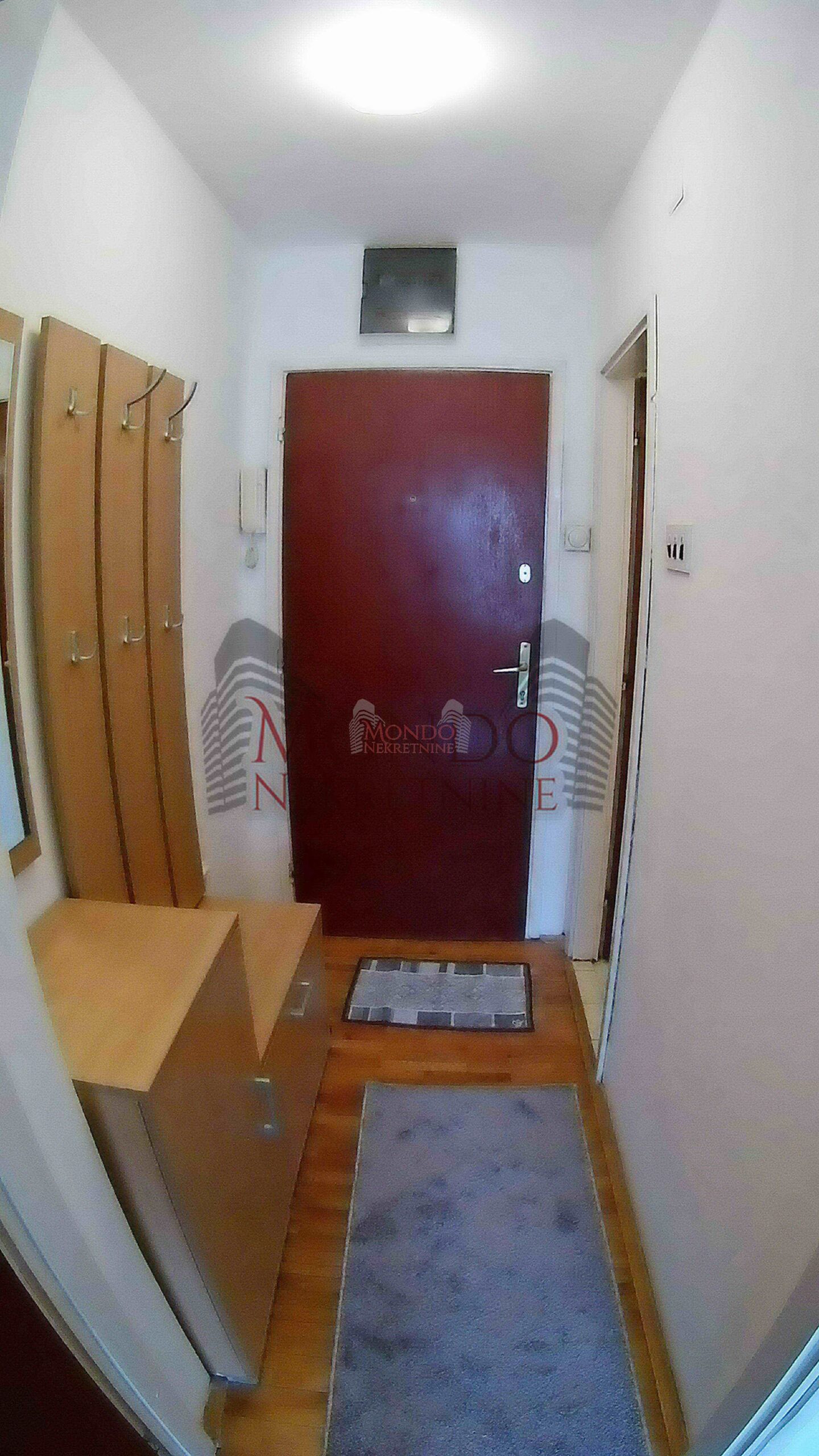 Izdaje se garsonjera preko puta Roda centra u Duvanistu