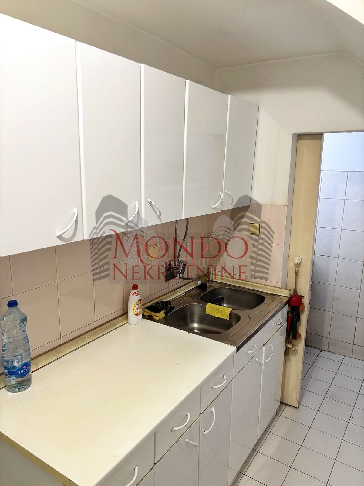 Prodaje se trosoban stan na Paliluli