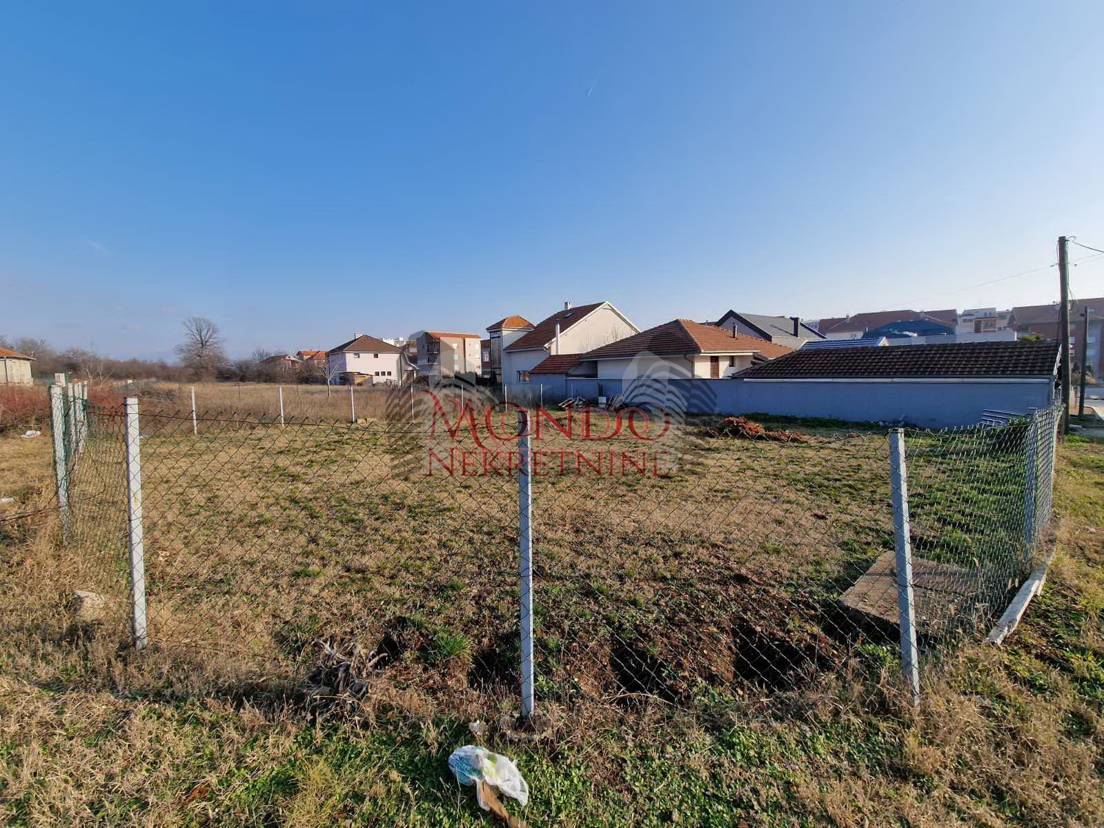Izdaje se ogradjen plac od 400m2 do Gornjomatejevacke ulice